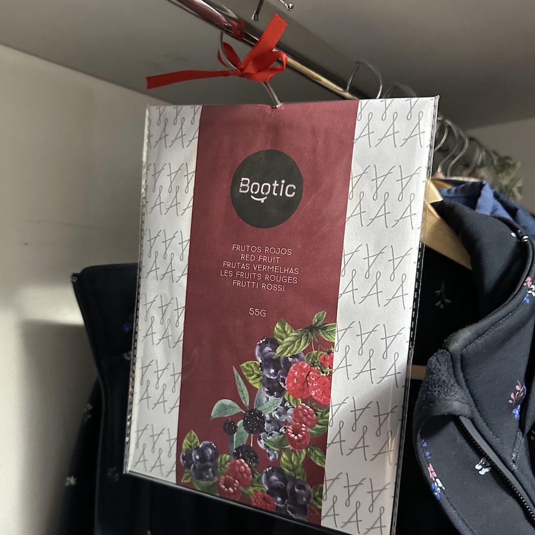 Saculet-parfumat-pentru-dulap-Bootic-cu-aroma-de-Fructe-Rosii-55-grame_1.jpeg